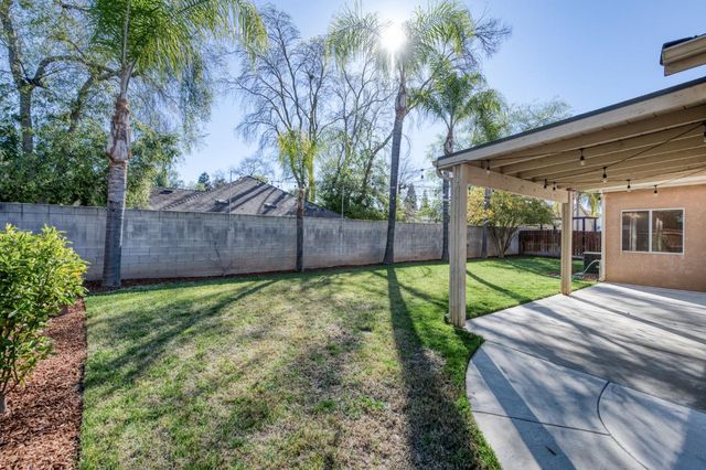 8450 N Saffron Court, Fresno, CA 93720