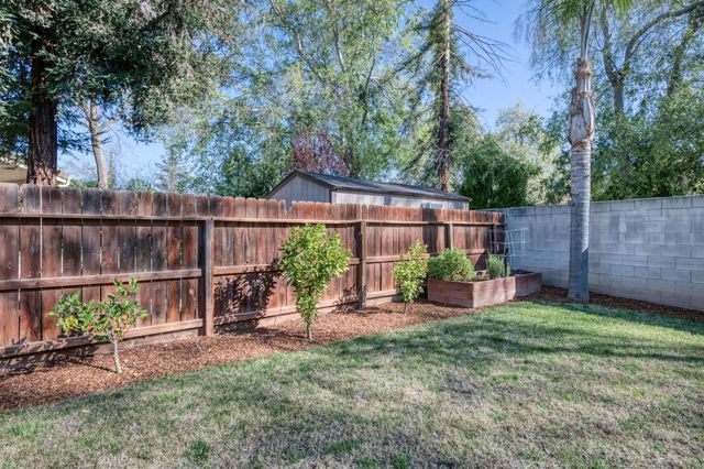 8450 N Saffron Court, Fresno, CA 93720