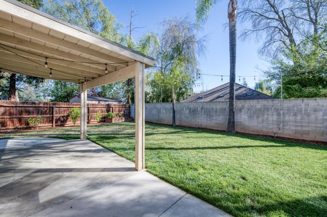 8450 N Saffron Court, Fresno, CA 93720