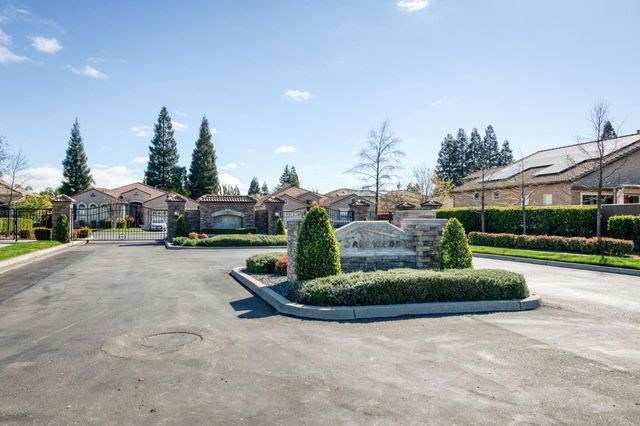 8450 N Saffron Court, Fresno, CA 93720