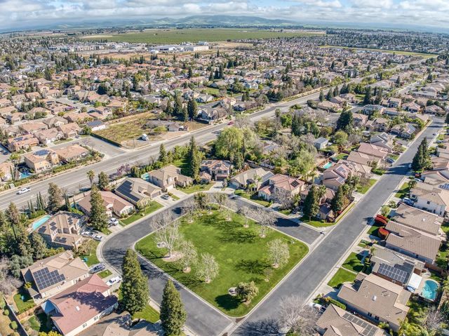 8450 N Saffron Court, Fresno, CA 93720