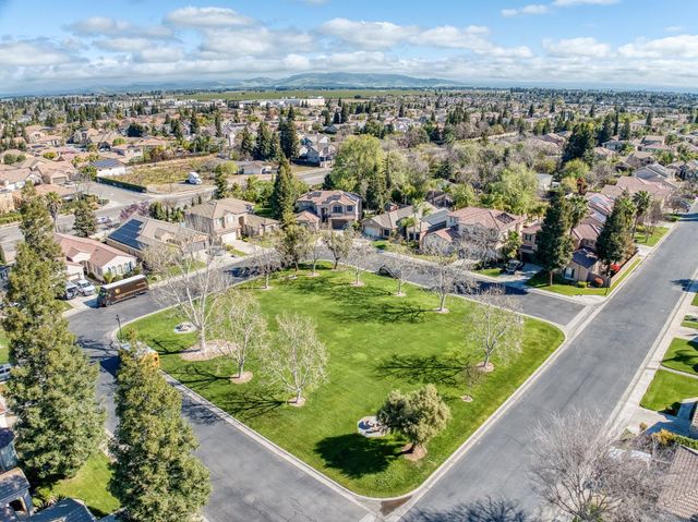 8450 N Saffron Court, Fresno, CA 93720