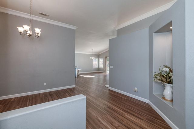 8450 N Saffron Court, Fresno, CA 93720