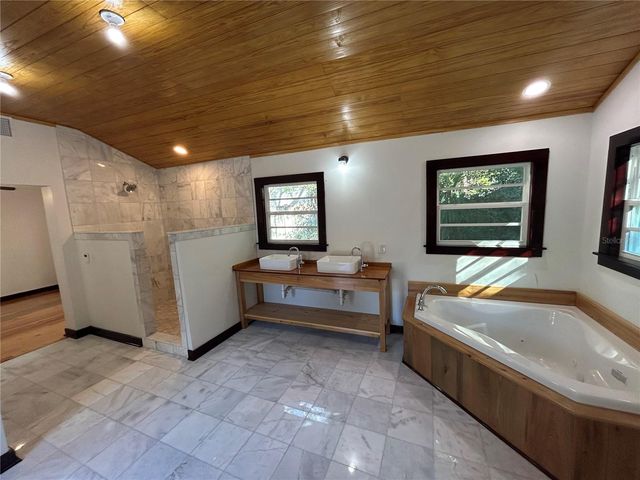 1027 NW 11TH AVENUE, Gainesville, FL 32601