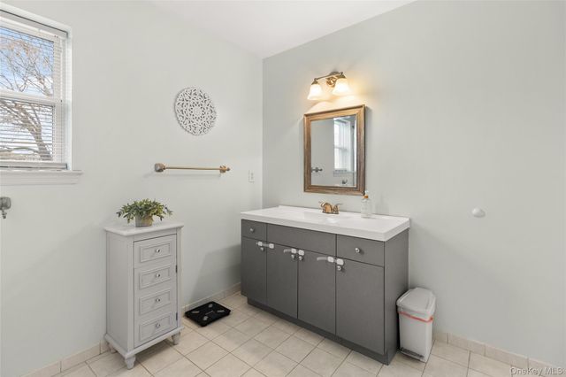 15 Adams Street E, East Islip, NY 11730