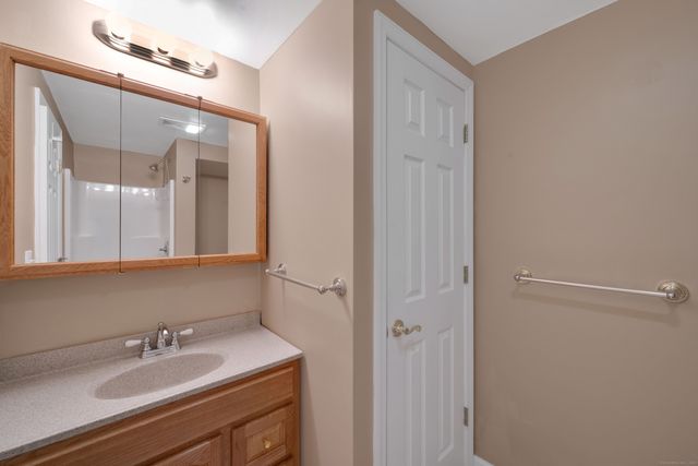 39 Quail Hollow 39, Enfield, CT 06082