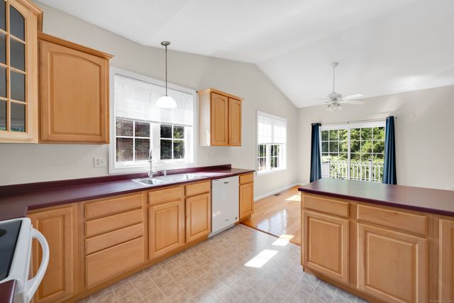 39 Quail Hollow 39, Enfield, CT 06082