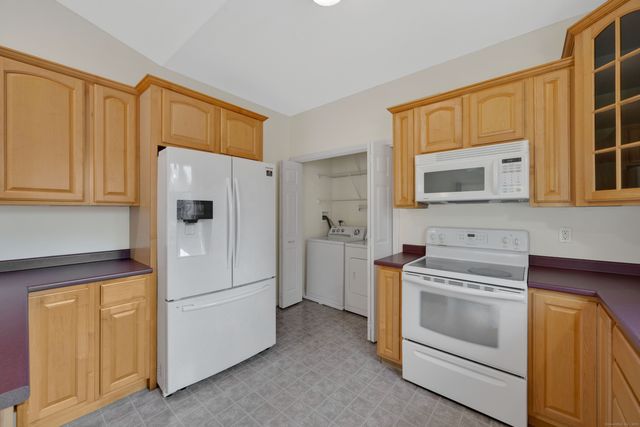 39 Quail Hollow 39, Enfield, CT 06082