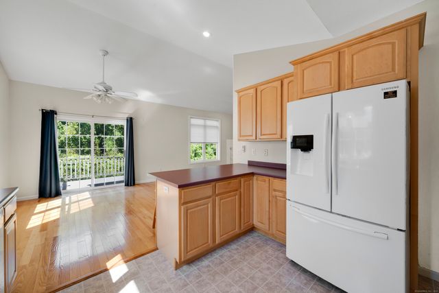 39 Quail Hollow 39, Enfield, CT 06082