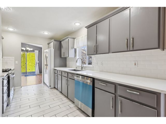 1156 Ne PALOMA Ave, Gresham, OR 97030