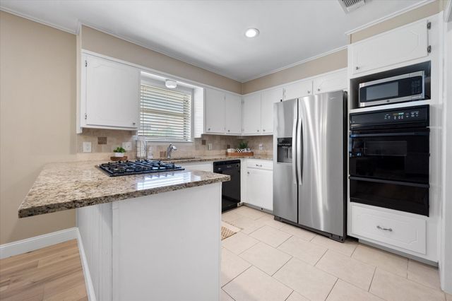 212 S Heights Drive, Crowley, TX 76036