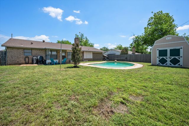 212 S Heights Drive, Crowley, TX 76036
