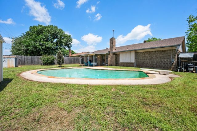 212 S Heights Drive, Crowley, TX 76036