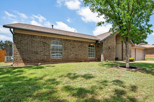 212 S Heights Drive, Crowley, TX 76036