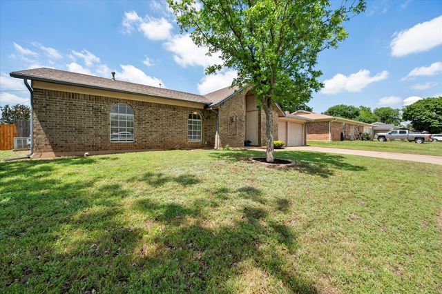 212 S Heights Drive, Crowley, TX 76036