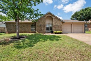 212 S Heights Drive, Crowley, TX 76036