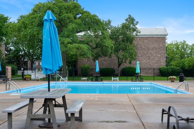 1617 N Windsor Drive 208, Arlington Heights, IL 60004