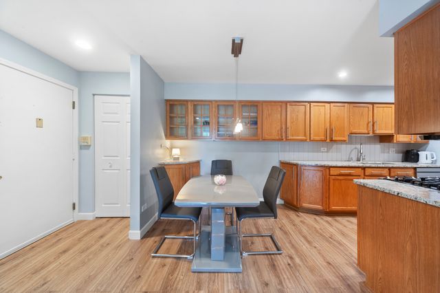 1617 N Windsor Drive 208, Arlington Heights, IL 60004