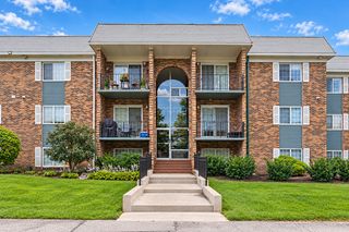 1617 N Windsor Drive 208, Arlington Heights, IL 60004