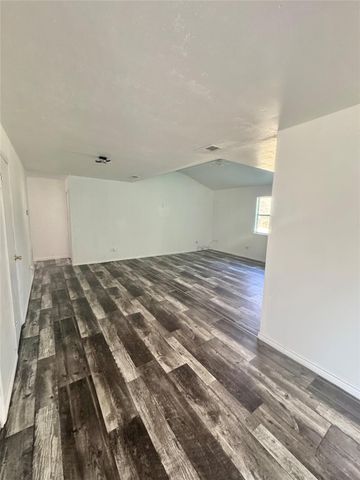 211 Johnson Street, Ames, TX 77575