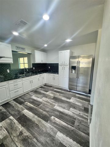 211 Johnson Street, Ames, TX 77575