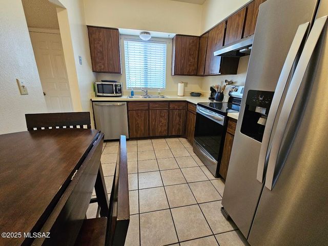 896 S Pantano Road, Tucson, AZ 85710