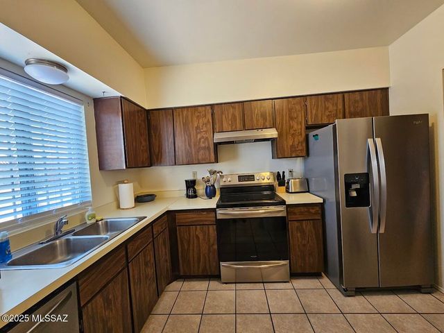 896 S Pantano Road, Tucson, AZ 85710