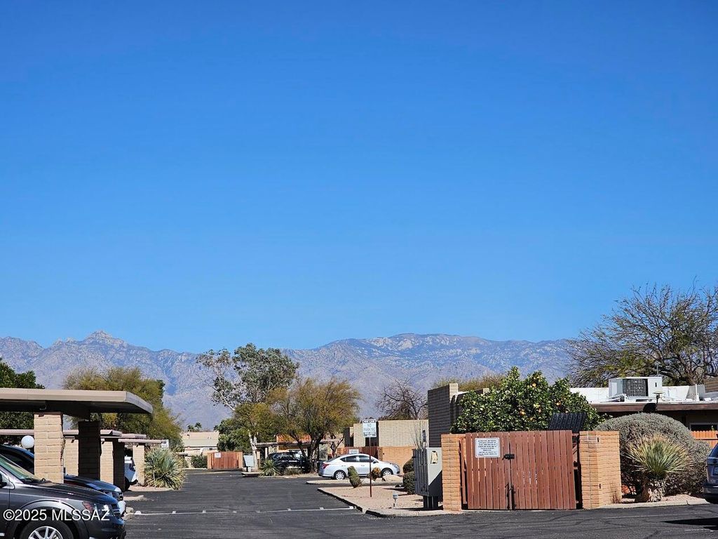 896 S Pantano Road, Tucson, AZ 85710