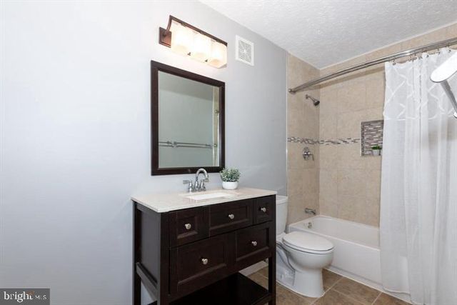 2233 HUNTERS RUN DR, Reston, VA 20191