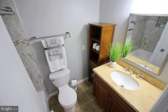 2233 HUNTERS RUN DR, Reston, VA 20191