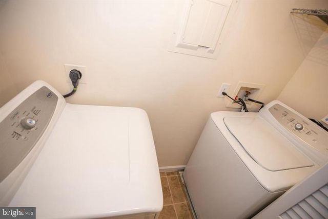 2233 HUNTERS RUN DR, Reston, VA 20191