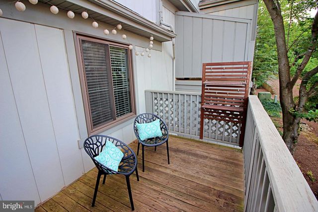 2233 HUNTERS RUN DR, Reston, VA 20191