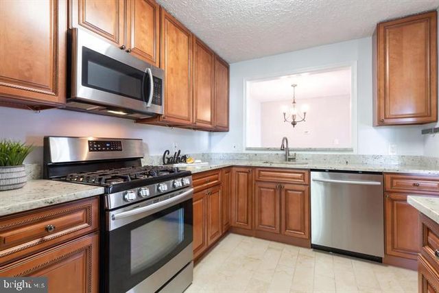 2233 HUNTERS RUN DR, Reston, VA 20191