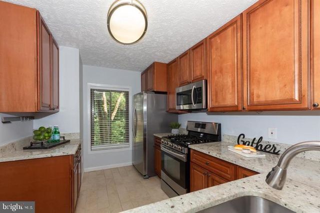 2233 HUNTERS RUN DR, Reston, VA 20191