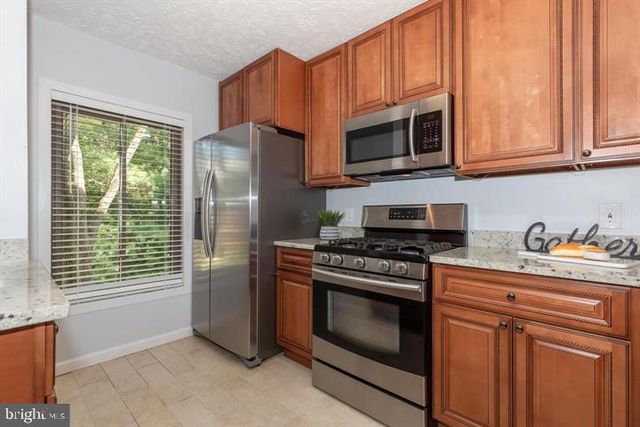 2233 HUNTERS RUN DR, Reston, VA 20191