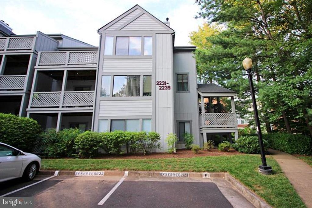 2233 HUNTERS RUN DR, Reston, VA 20191