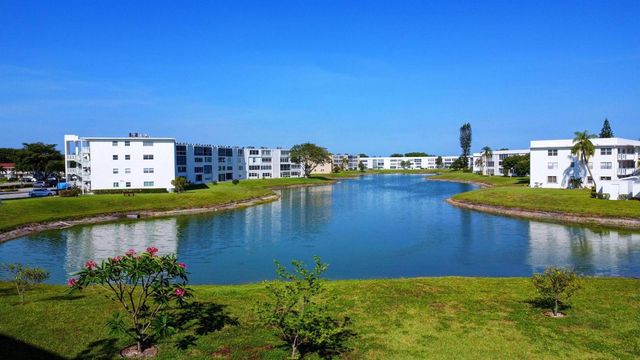 267 Wellington J 267, West Palm Beach, FL 33417