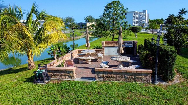 267 Wellington J 267, West Palm Beach, FL 33417