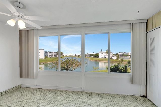 267 Wellington J 267, West Palm Beach, FL 33417