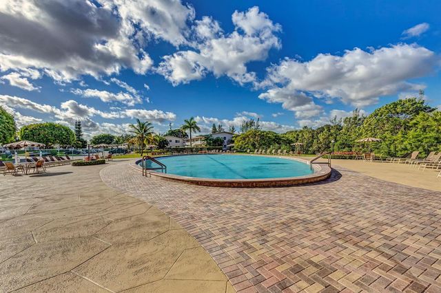 267 Wellington J 267, West Palm Beach, FL 33417