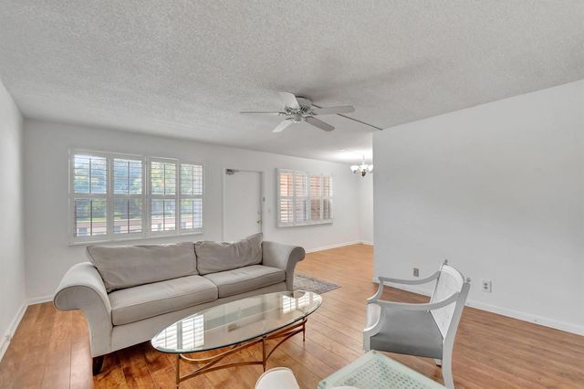267 Wellington J 267, West Palm Beach, FL 33417
