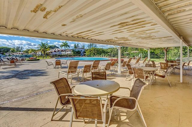 267 Wellington J 267, West Palm Beach, FL 33417
