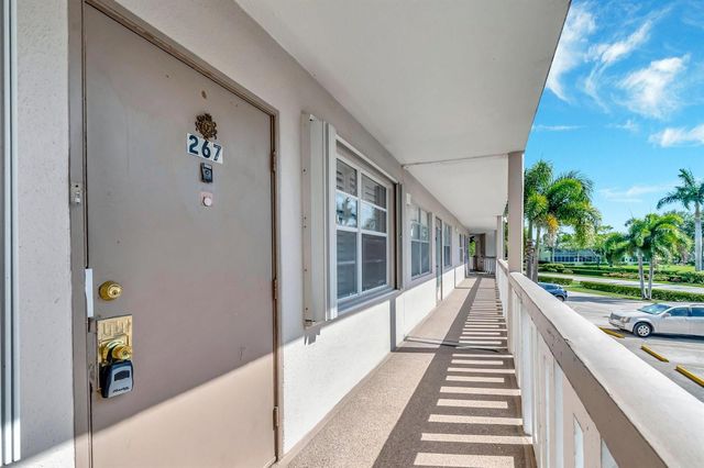 267 Wellington J 267, West Palm Beach, FL 33417