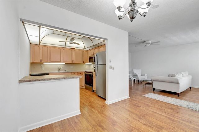 267 Wellington J 267, West Palm Beach, FL 33417