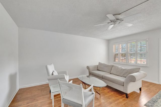 267 Wellington J 267, West Palm Beach, FL 33417