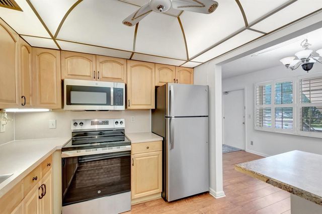 267 Wellington J 267, West Palm Beach, FL 33417