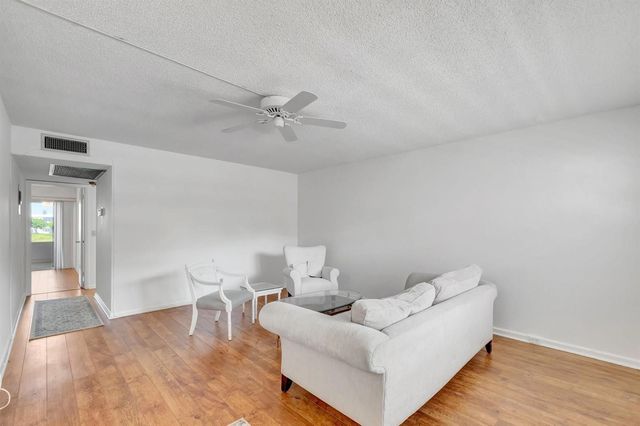 267 Wellington J 267, West Palm Beach, FL 33417