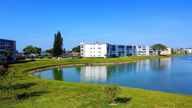 267 Wellington J 267, West Palm Beach, FL 33417