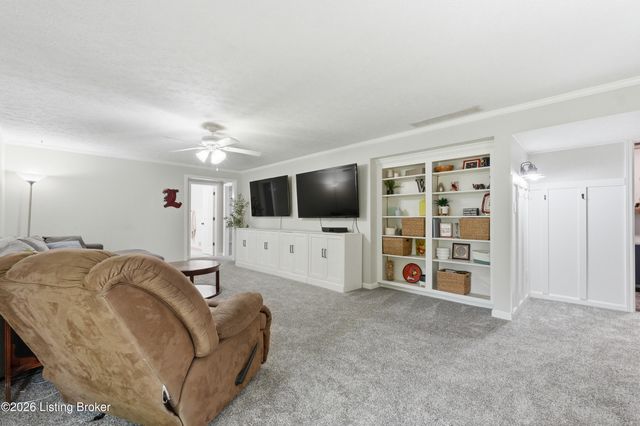 7414 Old Coach Rd, Crestwood, KY 40014