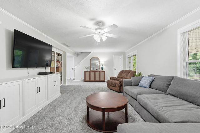 7414 Old Coach Rd, Crestwood, KY 40014